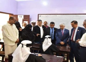 رئيس انتقالي حضرموت يدشن امتحانات الفصل الدراسي الأول بمديرية المكلا