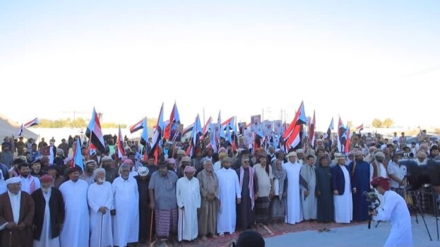 شيوخ ووجهاء مديرية حات ومناطق بلحاف ينضمون إلى ساحة الاعتصام الشعبي المفتوح بمدينة الغيضة .