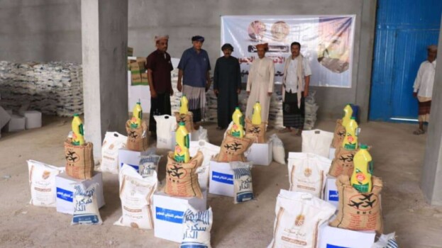 انتقالي المهرة يدشّن المرحلة الثالثة من توزيع السلال الغذائية للأسر الأشد احتياجًا