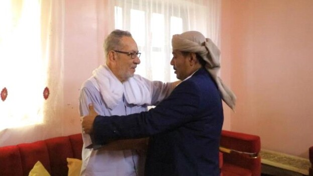 رئيس حلف قبائل حضرموت يزور أسرة شهيد الهبة الحضرمية عمر بازنبور ويؤكد الوفاء لمسيرة الشهداء