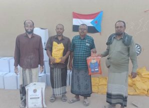 انتقالي القطن يواصل توزيع السلال الغذائية لأسر الشهداء وذوي الاحتياجات الخاصة