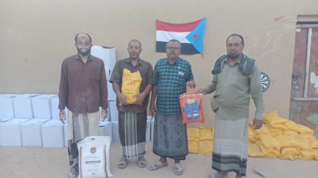 انتقالي القطن يواصل توزيع السلال الغذائية لأسر الشهداء وذوي الاحتياجات الخاصة