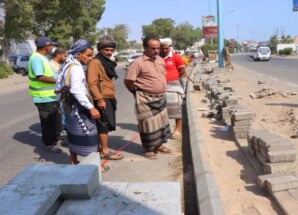 مدير خورمكسر يتفقد أعمال إعادة تأهيل الجزيرة الوسطية والجانبية بشارع كورنيش ساحل أبين