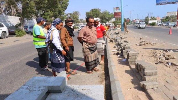 مدير خورمكسر يتفقد أعمال إعادة تأهيل الجزيرة الوسطية والجانبية بشارع كورنيش ساحل أبين