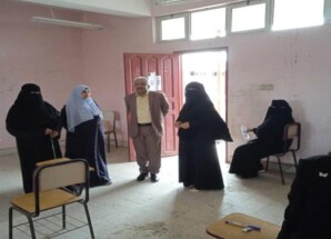 مدير عام التعليم الفني بعدن يتفقد سير الاختبارات النظرية في المعهد الفني التجاري خورمكسر