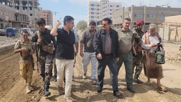 مدير عام المنصورة يتفقد مشروع “إعادة تأهيل شارع التقنية – تقاطع بئر أحمد”