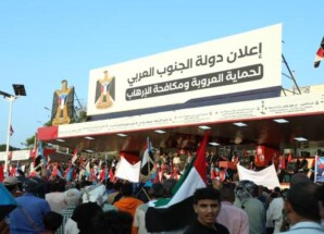 من ساحة الاعتصام بعدن.. محافظ أبين يدعو الرئيس عيدروس الزبيدي إلى الاستجابة لمطالب شعب الجنوب باعلان الدولة