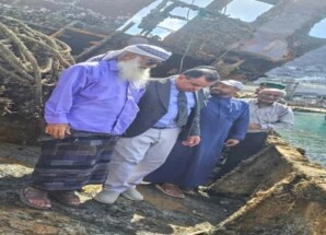 الوزير السقطري يتفقد أعمال انتشال السفن الغارقة في ميناء الاصطياد السمكي ويشدد على تسريع وتيرة العمل