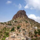 مشايخ حمادة يحذّرون من كارثة إنسانية وشيكة في جبل الهَجر بعد الغارات السعودية على الضالع