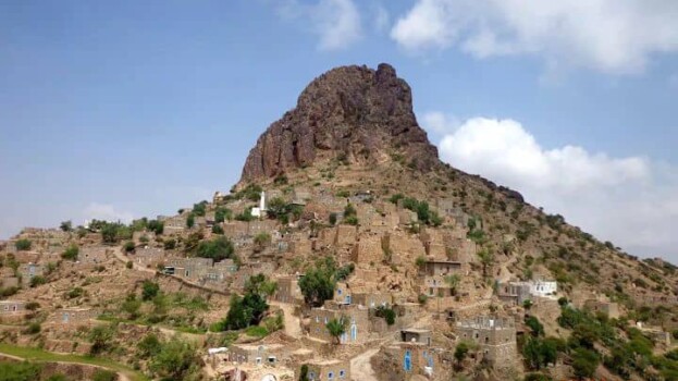 مشايخ حمادة يحذّرون من كارثة إنسانية وشيكة في جبل الهَجر بعد الغارات السعودية على الضالع