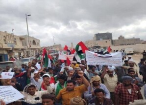 الآلاف من أبناء سقطرى يتظاهرون رفضًا للحصار وتأييدًا للإمارات