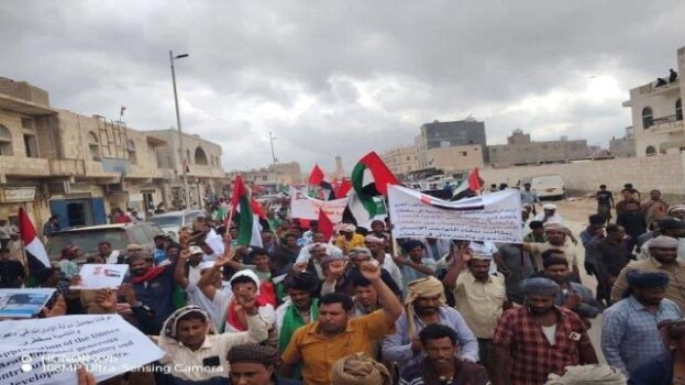 الآلاف من أبناء سقطرى يتظاهرون رفضًا للحصار وتأييدًا للإمارات