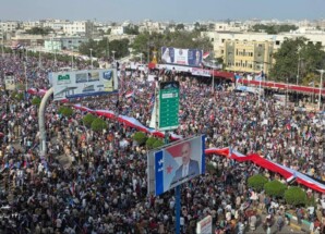 حشود جماهيرية كبيرة تتوافد إلى ساحة العروض استجابة لدعوة الرئيس عيدروس الزبيدي