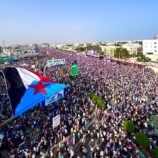 جماهير مليونية الثبات بعدن تحذر من استهداف الانتقالي