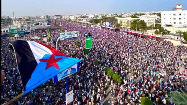 جماهير مليونية الثبات بعدن تحذر من استهداف الانتقالي