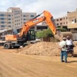 باخبيرة يتفقد سير أعمال تركيب خطوط صرف صحي جديدة في المنصورة