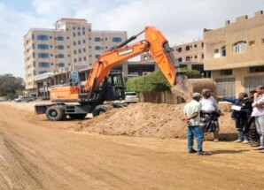 باخبيرة يتفقد سير أعمال تركيب خطوط صرف صحي جديدة في المنصورة