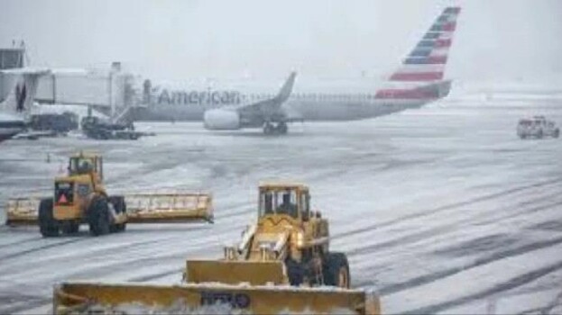 إلغاء آلاف الرحلات الجوية وانقطاع واسع للكهرباء جراء عاصفة في أمريكا