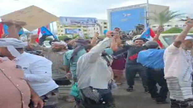 بدء توافد الحشود إلى ساحة العروض بخورمكسر للمشاركة في مليونية الوفاء والصمود