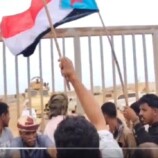 سقطرى .. تظاهرات حاشدة تحاصر بوابة القوات السعودية وهتافات “يا سعودي برع برع”