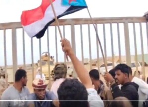 سقطرى .. تظاهرات حاشدة تحاصر بوابة القوات السعودية وهتافات “يا سعودي برع برع”