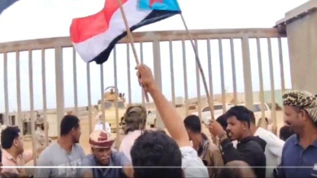 سقطرى .. تظاهرات حاشدة تحاصر بوابة القوات السعودية وهتافات “يا سعودي برع برع”