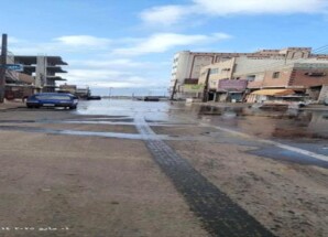 طفح مجاري مستمر منذ ثلاثة أيام في شوارع بالعاصمة عدن يفاقم معاناة السكان خلال رمضان