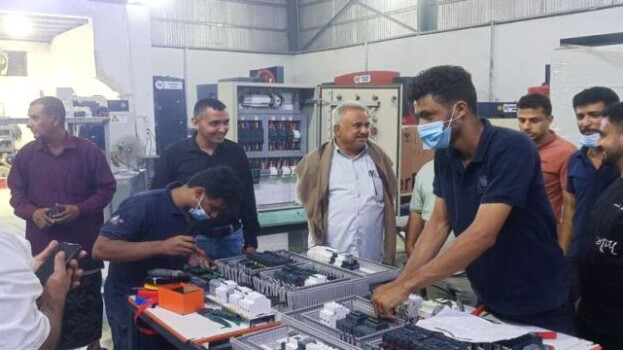 مكتب التعليم الفني بالعاصمة عدن يطّلع على تقنيات التصنيع وحلول الطاقة بمجموعة أبراج الضياء