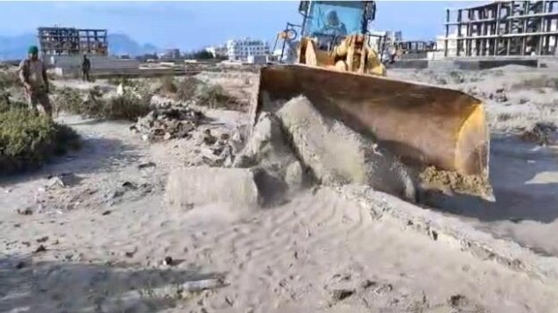 إزالة بناء عشوائي في خور مكسر رغم اعتداءات مسلحة