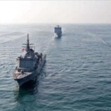 تحالف دولي يستأنف عبور البحر الأحمر بحماية بحرية