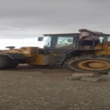 مكتب الأشغال بخورمكسر ينفّذ حملة لإزالة تعديات على أرض مخصصة لحديقة عامة بالعريش