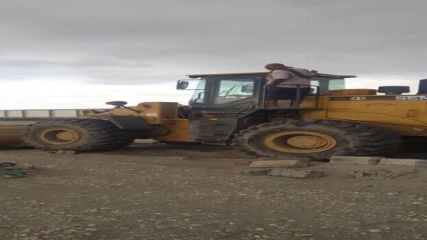 مكتب الأشغال بخورمكسر ينفّذ حملة لإزالة تعديات على أرض مخصصة لحديقة عامة بالعريش