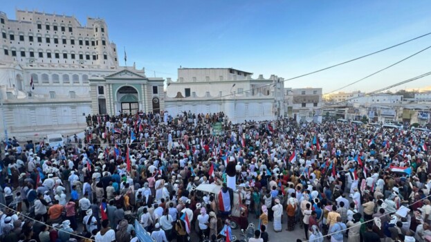 مسيرة الثبات تؤكد التمسك بـالانتقالي وتفويض الرئيس الزُبيدي