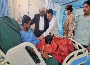 رئيس انتقالي شبوة يطمئن على جرحى اعتداء المظاهرة السلمية في عتق