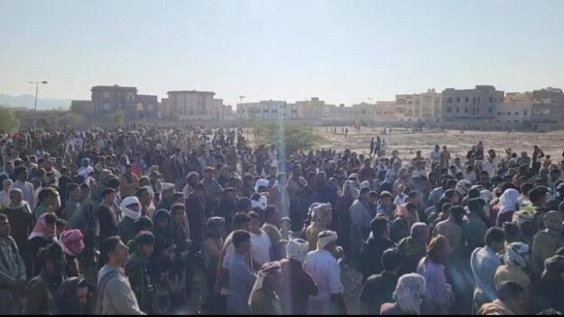 رئيس انتقالي شبوة يشارك في تشييع جثمان الشهيد محمد خميس خبازي