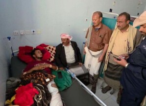 رئيس انتقالي شبوة يطمئن على صحة جريح من دفاع شبوة ومصاب من متظاهري يوم الشهيد الجنوبي