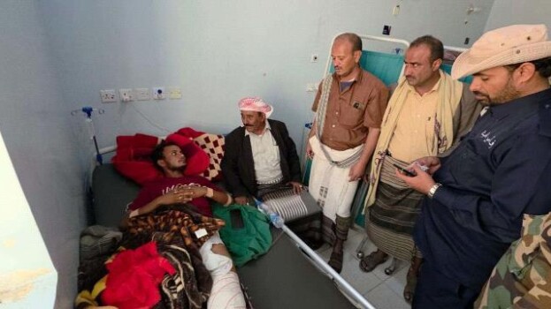 رئيس انتقالي شبوة يطمئن على صحة جريح من دفاع شبوة ومصاب من متظاهري يوم الشهيد الجنوبي