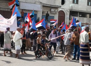وقفة احتجاجية أمام بوابة معاشيق رفضًا لتواجد وزراء حكومة الاحتلال اليمني في العاصمة عدن