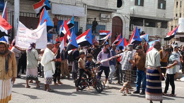 وقفة احتجاجية أمام بوابة معاشيق رفضًا لتواجد وزراء حكومة الاحتلال اليمني في العاصمة عدن