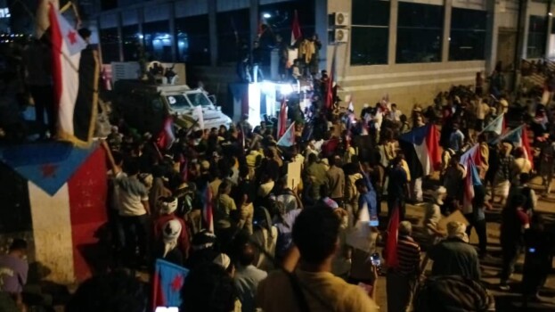 قوات الاحتلال اليمني تطلق النار على متظاهرين سلميين بالعاصمة عدن يسفر عن سقوط قتلى وعشرات الجرحى