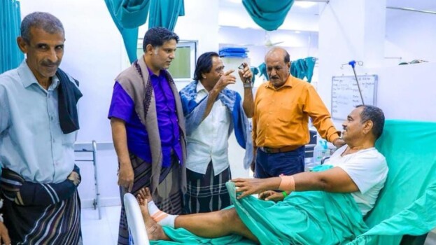 هرهرة يتفقد جرحى ومصابي تظاهرة معاشيق ويؤكد على حق التظاهر السلمي ويستنكر قمع المتظاهرين