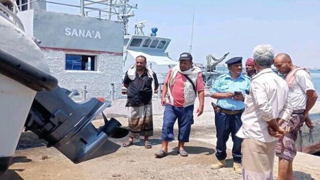 خفر سواحل شبوة تتسلم زورقًا حديثًا لتعزيز الأمن البحري