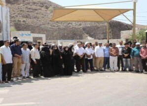 لليوم الخامس على التوالي.. كادر الأمانة العامة ينفذ وقفته المنددة بإغلاق مؤسسات شعب الجنوب السياسية