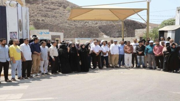 لليوم الخامس على التوالي.. كادر الأمانة العامة ينفذ وقفته المنددة بإغلاق مؤسسات شعب الجنوب السياسية