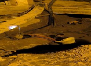 فرق مؤسسة مياه عدن تواصل إصلاح كسر في محطة ضخ الصرف الصحي الرئيسية بالمنصورة