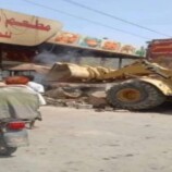 أشغال الحوثي بالحديدة يهدم واجهة مطعم بالمدينة