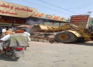 أشغال الحوثي بالحديدة يهدم واجهة مطعم بالمدينة