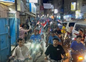 مسيرة جماهيرية بالمكلا دعمًا لقرارات الرئيس الزُبيدي الليلة