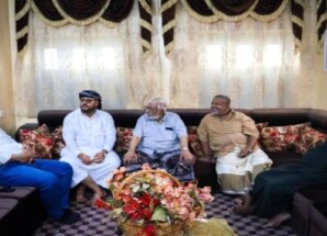 وفد انتقالي حضرموت يزور المناضل الأكتوبري باعثمان