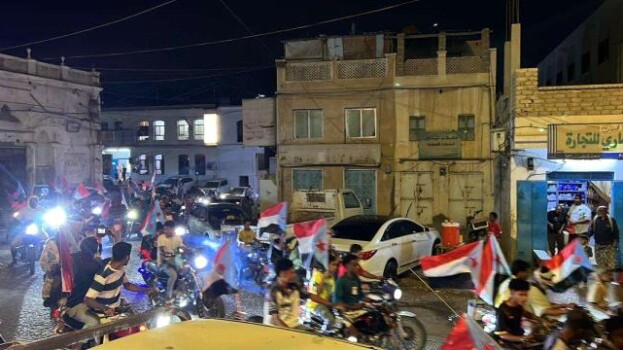 مسيرة جماهيرية حاشدة بالمكلا تجوب أحياء المدينة دعمًا للرئيس للزُبيدي ورفضًا لاستهداف مؤسسات الجنوب